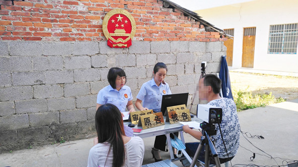 柳江法院移动便携式科技法庭进乡村
