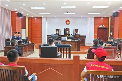 覃塘区人民法院模拟法庭小记者当起“小法官”