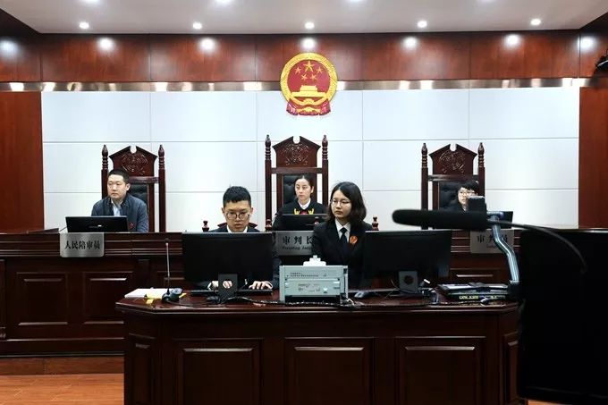 模拟法庭进校园让学生现场感受法治教育_亚讯威视