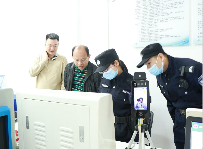 鹿寨法院 “六专四室”建设