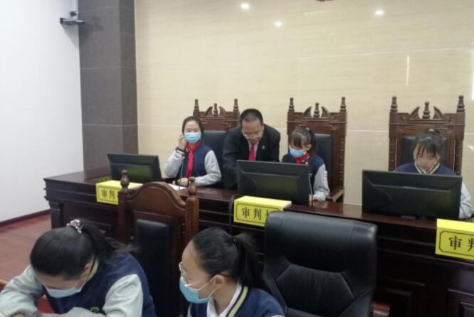 模拟法庭进校园 演绎庭审全过程